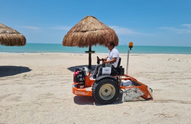 Máquina cribadora de microplásticos en playas
