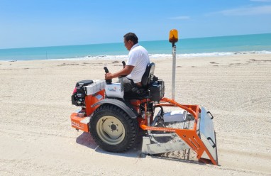 Una maquina que puede limpiar el plástico de las playas